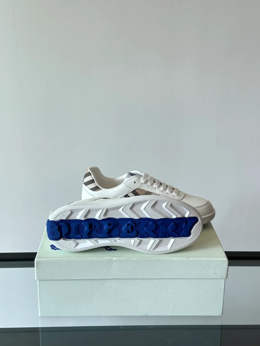 p400💰Men's Shoes ▫️B's men's classic low-top sneakers are reinterpreted with Vintage retro plaid cotton and cowhide materials, and are decorated with a new brand logo. Features embossed Burberry lettering logo on heel and original outsole! Size: 38-44 (45.46 customized)